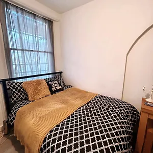 Apartment Spacious Flat In, London